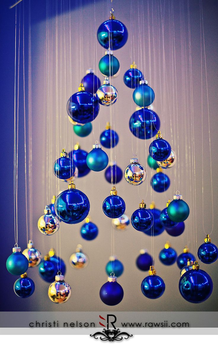 Réaliser un sapin original avec des boules de Noel! Voici 20 idées déco