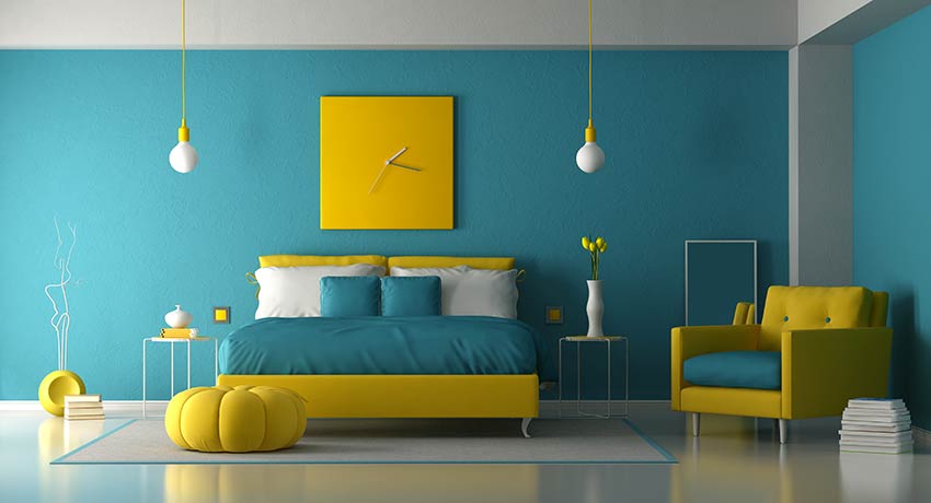 Décoration chambre à coucher pantone Bleached Coral 2020 et éléments déco jaune.