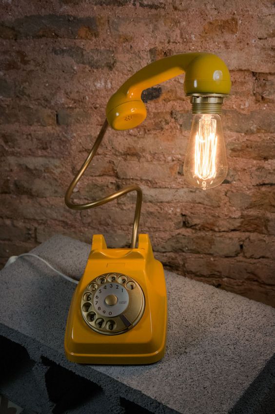 Vieux téléphone vintage transformé en une lampe design.