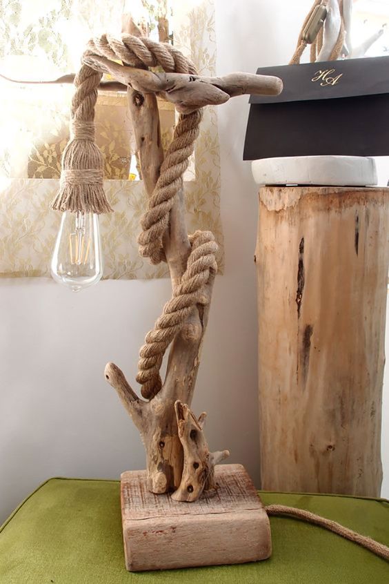 Lampe design DIY réalisée avec du bois flotté et de la corde. 