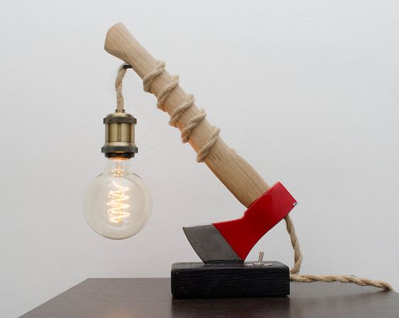 Lampe DIY réaliser avec une hache.