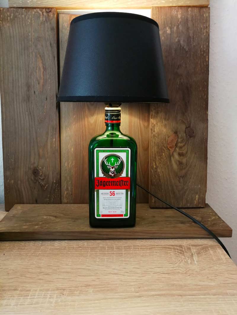 lampe de chevet DIY avec des bouteilles de verre recyclées